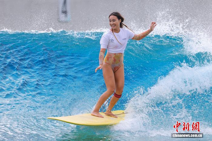 天顺娱乐：2026年全国人工冲浪池公开赛在海南万宁开赛